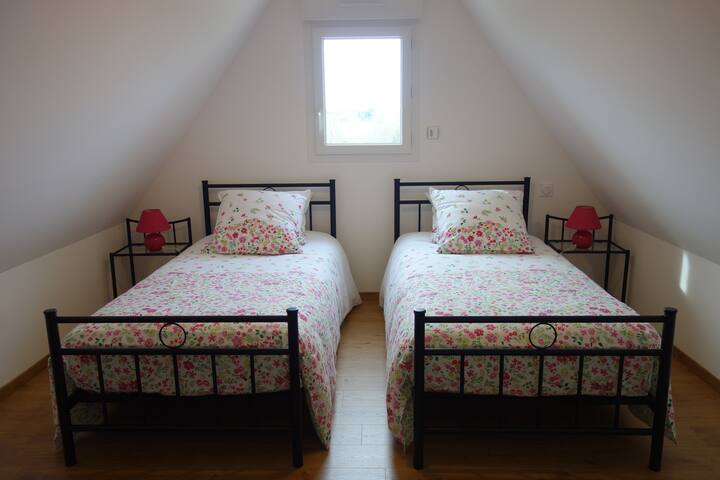 Habitación N°2 arriba, posibilidad de acercar las 2 camas para hacer una cama de pareja (sábanas y edredones adaptados)