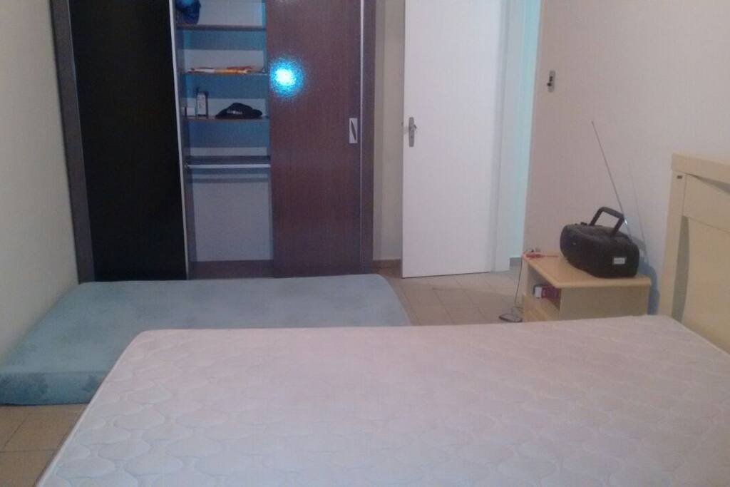 Quarto de casal com tv, quarda roupa e colchão de casal extra