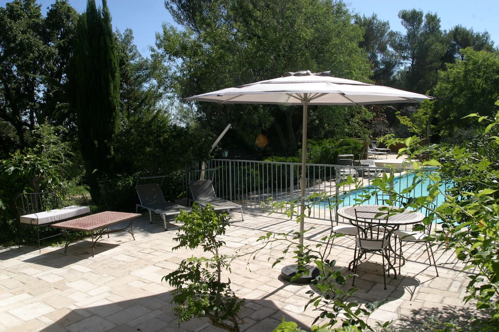 Terrasse vue piscine sécurisée, solarium.