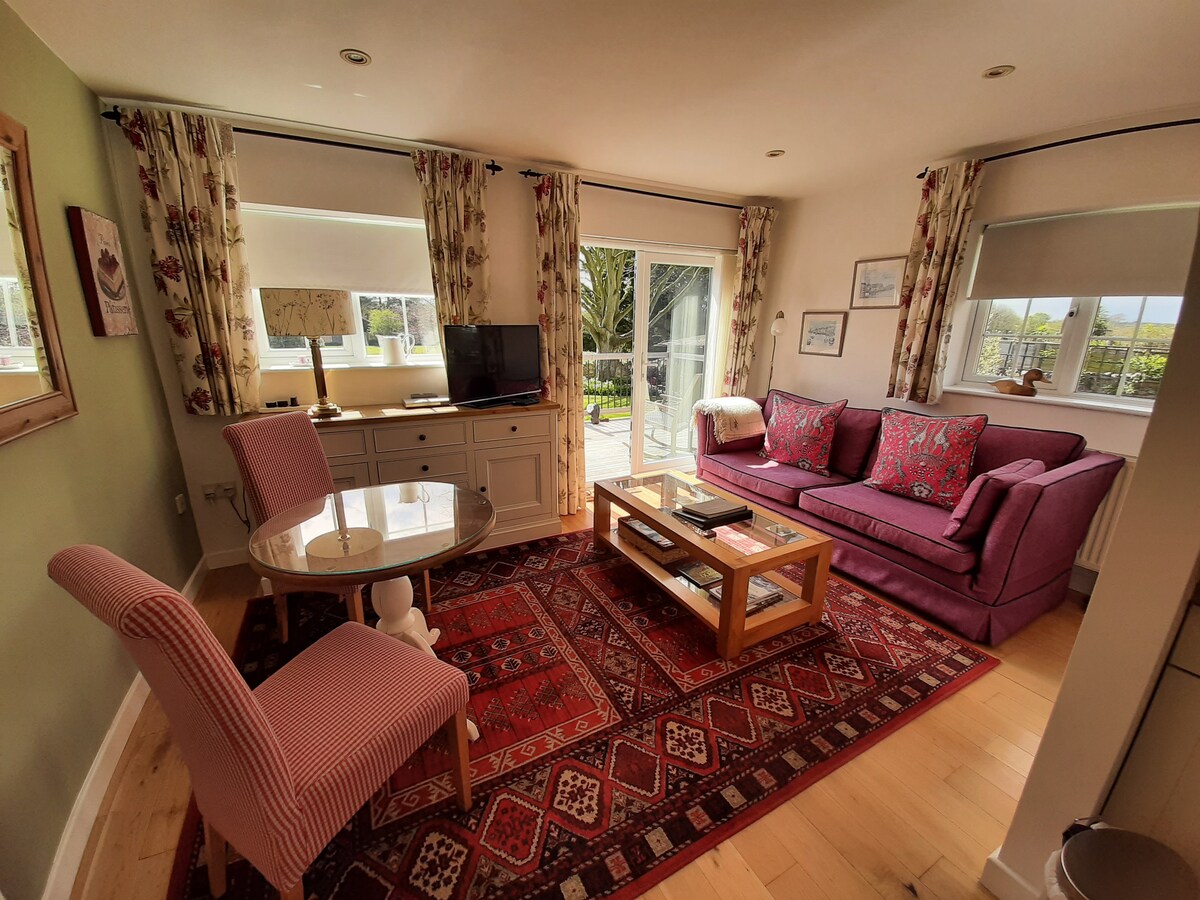 Top performing Airbnb: LITTLE RETREAT. Rural village close to the sea in Weymouth