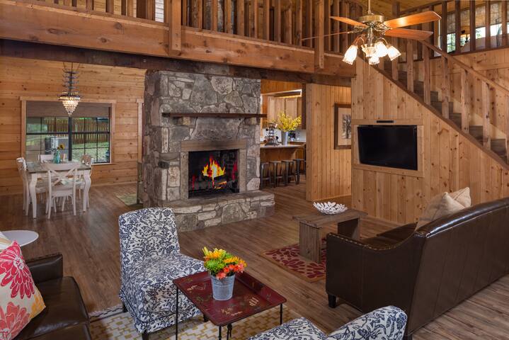 Spacious South Austin Cabin in Nature gallery image 2