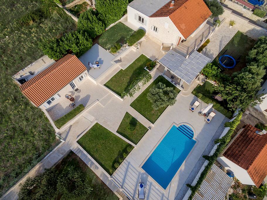 The property of the villa on an area of 1700 m2