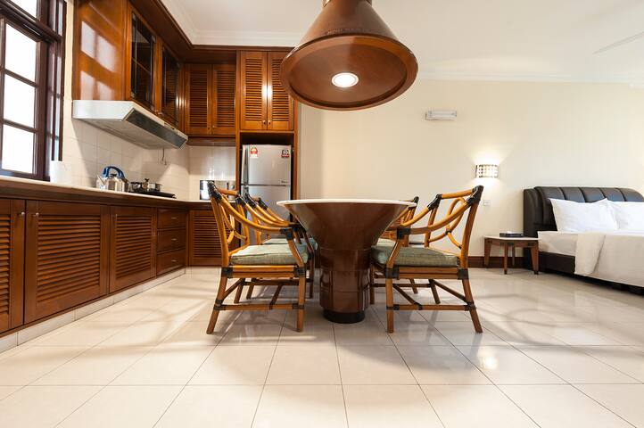 #202 Queen Studio (333 Beach Front)