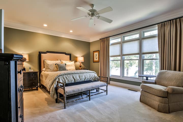 ห้องนอนใหญ่บนชั้นระเบียง - 
เตียงควีนไซส์