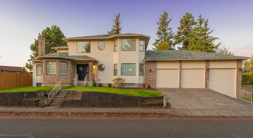 Spacious 5,000+ sq ft house, Close to PDX Airport