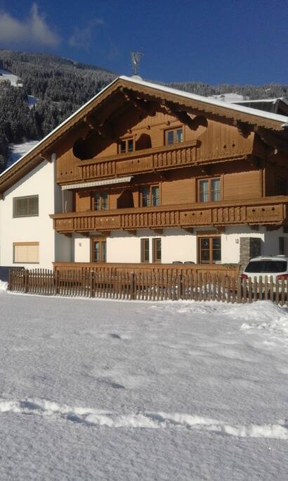 Hausansicht im Winter