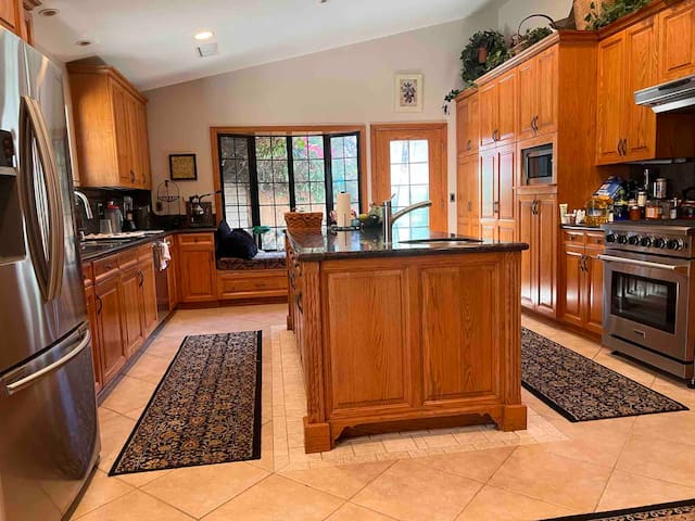 Large 4 bedroom family pool home Northridge CSUN