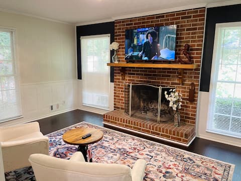 Successful Airbnb property: 🌻Sweet Vacation Home with Lakeview in Lilburn