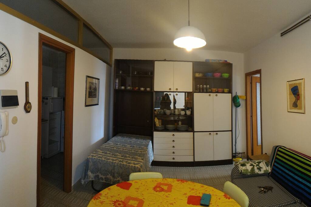 sala da pranzo con letto singolo