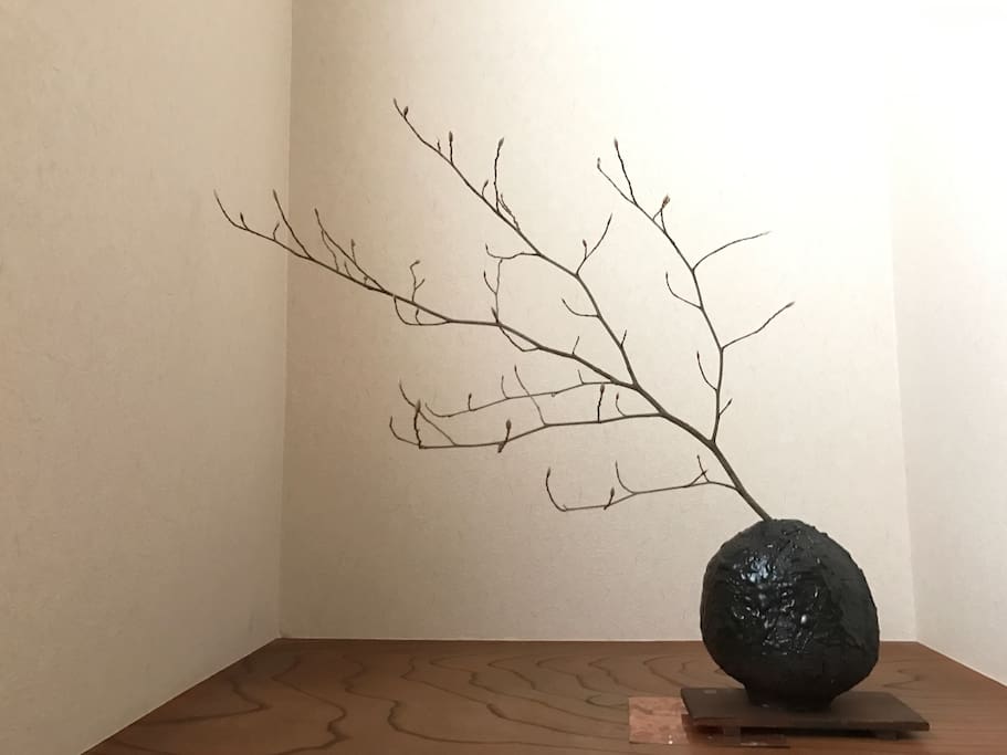 床間 TOKONO-MA japanese flower arrangement "ikebana"_winter version at gest room