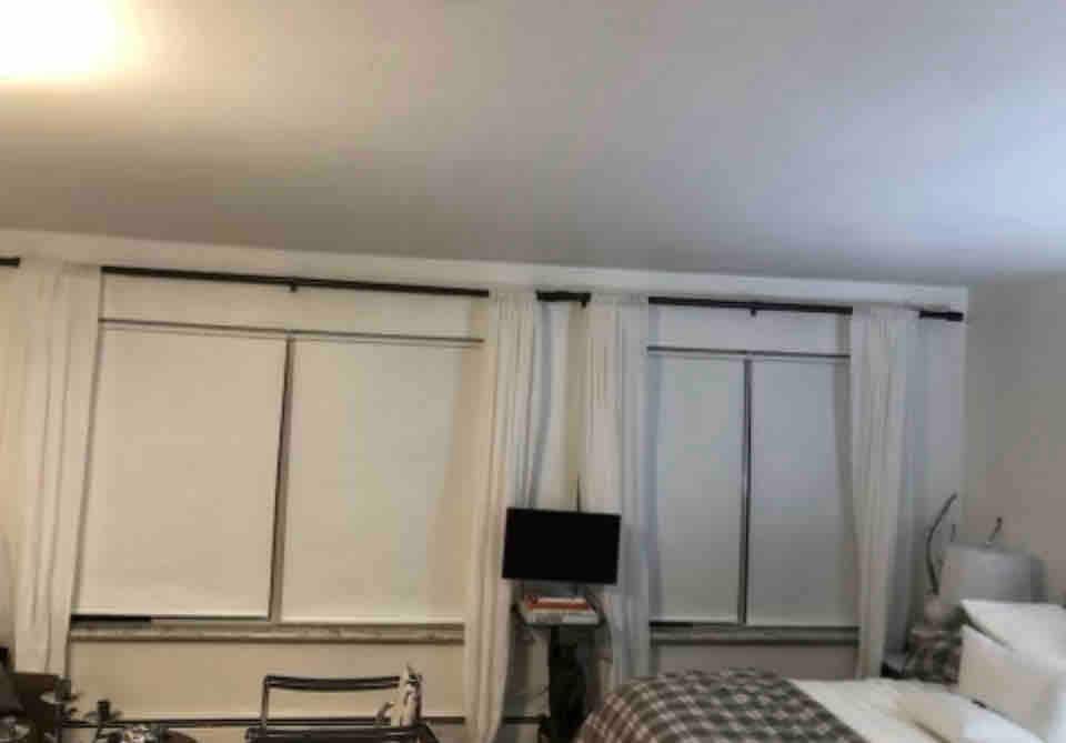 Sjenila za zamračivanje prostorije prekrivaju prozore s dvostrukim oknima za miran i taman noćni san.