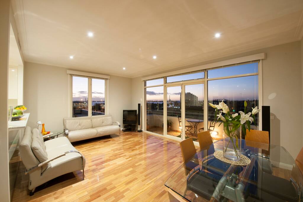 Kitchen thru to the downstairs Front room, flexible setup,