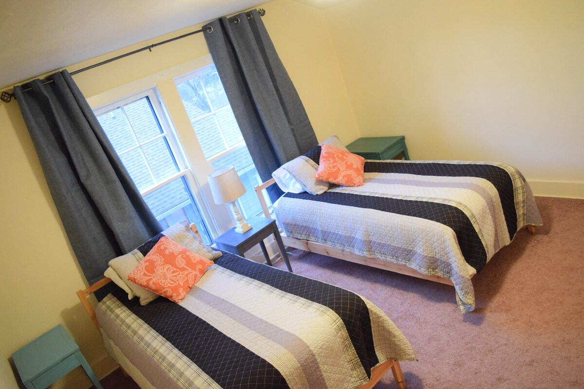 מיטות זוגיות בחדר השינה למעלה.  