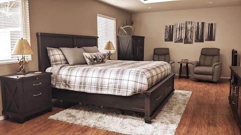 Flagstaff Dogs Welcome - Hot Tub, Fire Pit, A/C