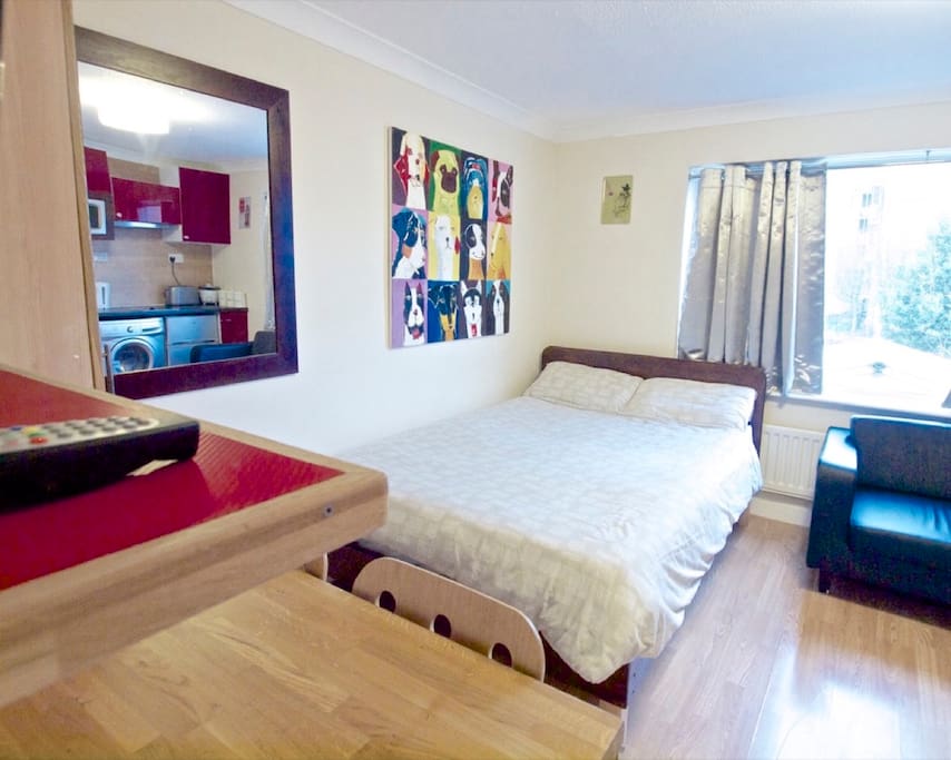 Queen size double bed.
