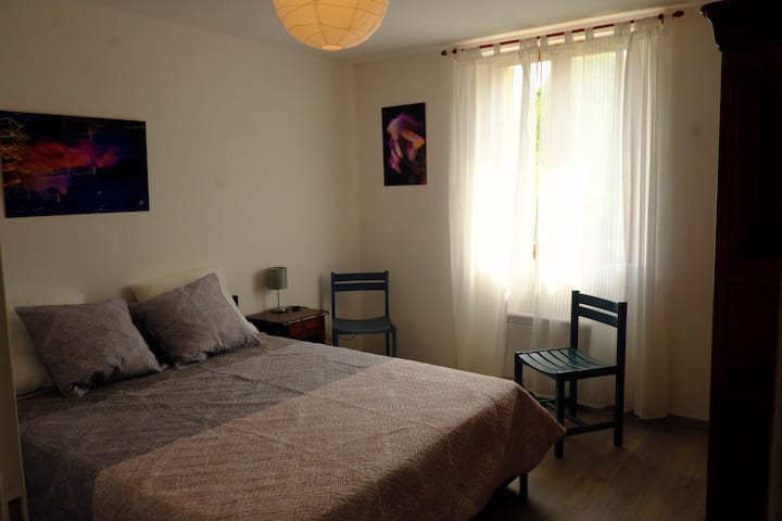 Dhoma e gjumit me një krevat 160 x 200 dhe një dyshek me shkumë memorie 30 cm të trashë