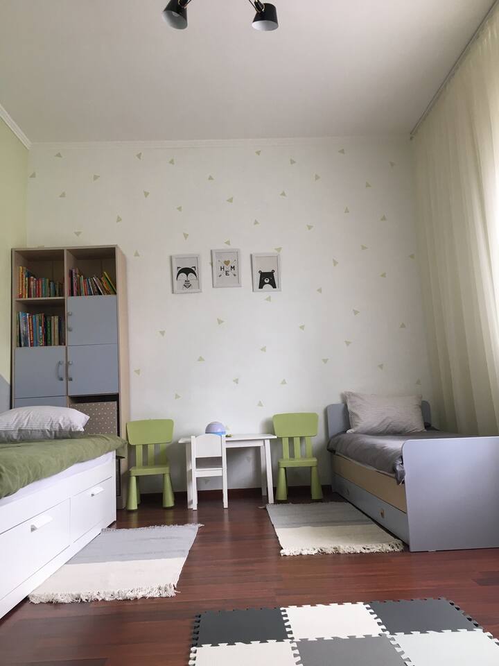 ห้องเด็กขนาดใหญ่มีเตียงขนาด 80 * 200 2 เตียงและเตียงเด็กอ่อน 70 * 140