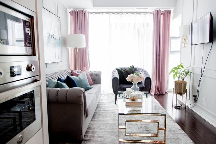Stylish 2 BR Suite • CN Tower & Parking Incl.
