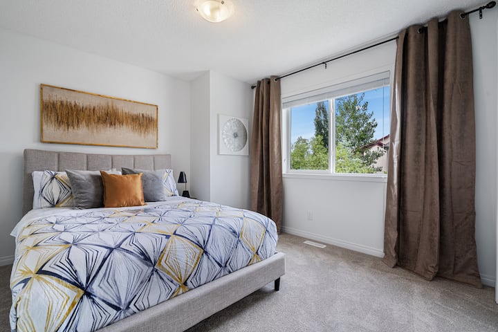 Chumba cha kulala cha tatu kilicho na kitanda cha ukubwa wa malkia