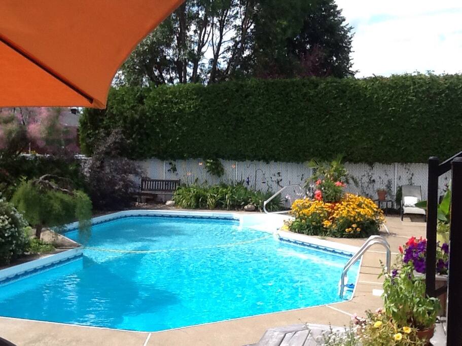 Accès à la piscine en été.