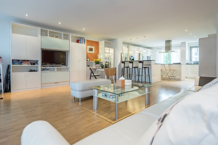 Quite 2 bedrooms with balcony&bath