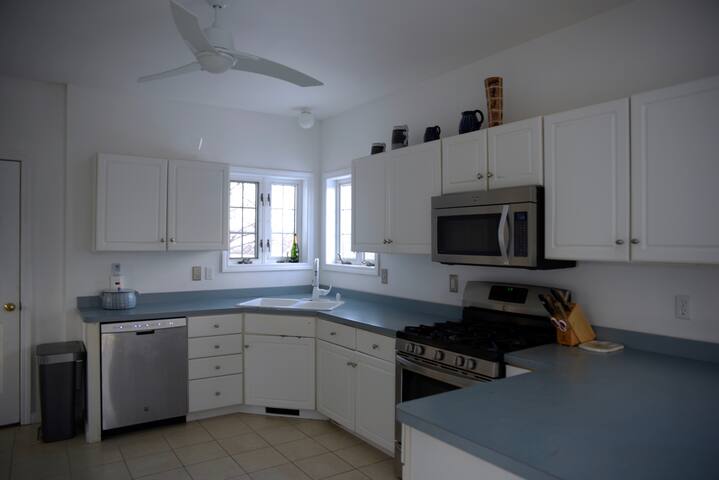 Spacious home, near beach & NPT gallery image 5