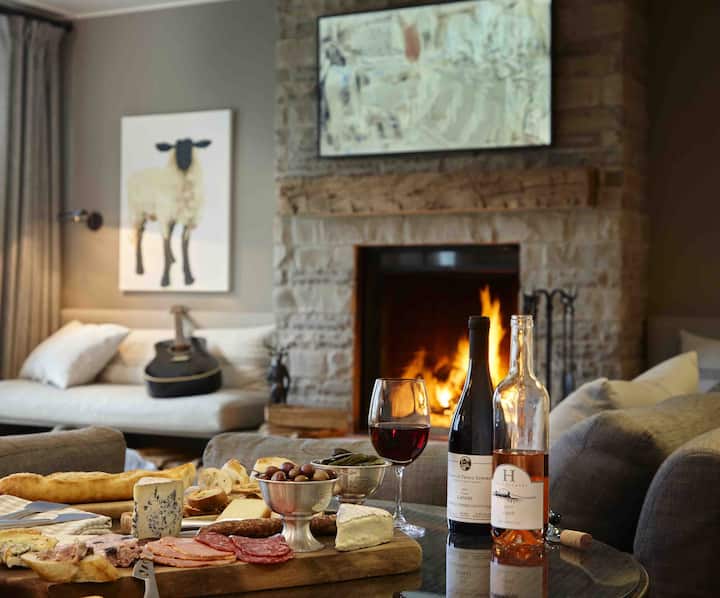 Luxurious farmhouse on Westlake Shore Sandbanks