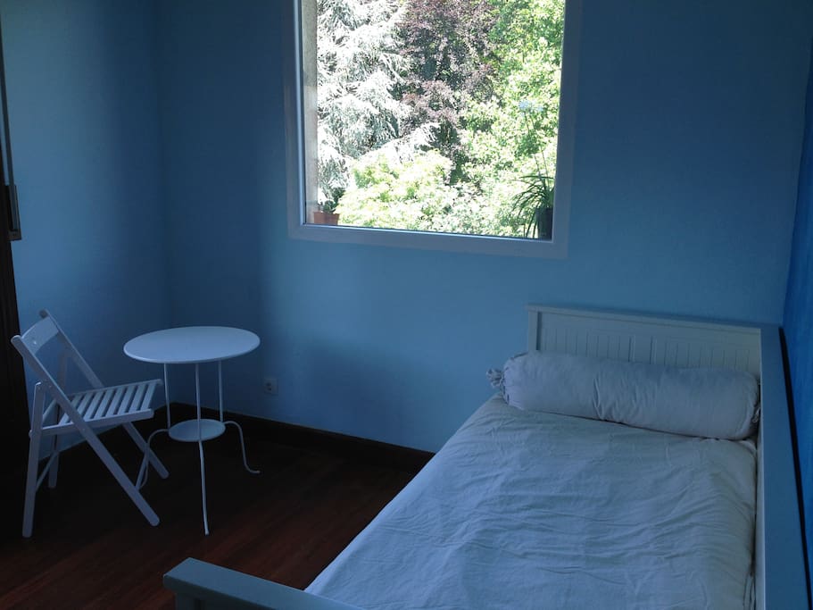 La habitación tiene una preciosa vista, arboles verdes y frondosos, preciosos.