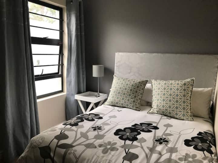 Tercer dormitorio con baño privado + TV