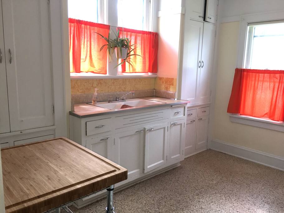 Sunny Retro Kitchen