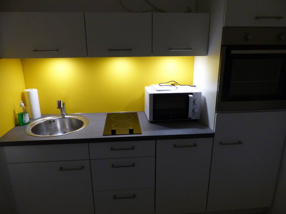 Küche mit Herd, Micro, Backofen