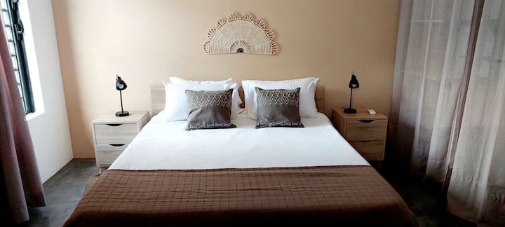 Dormitorio 1 - Cama tamaño king 
Habitación equipada con armario y aire acondicionado