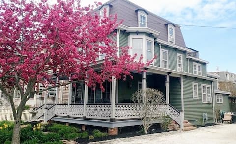 The Poet's Inn at 35 Jackson-Beach Block!