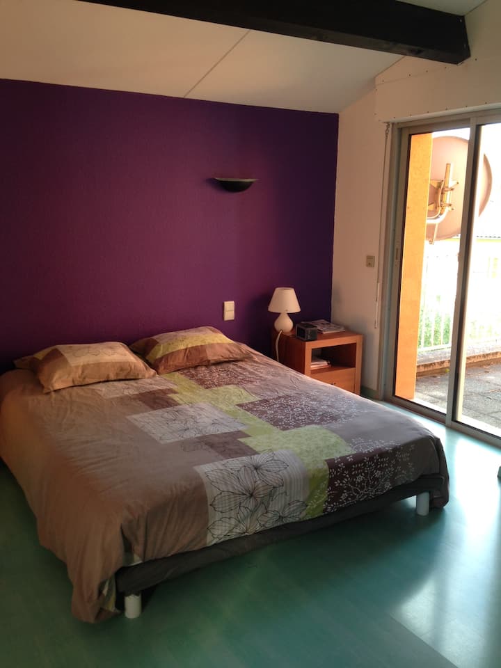 piso del dormitorio con terraza con cama 160