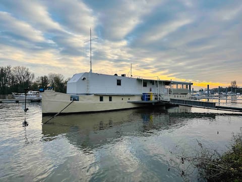 Houseboat five19 in the middle of the beautiful Rheingau