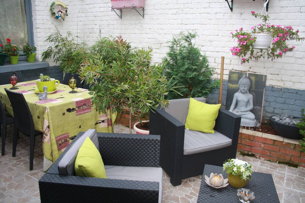 cette terrasse vous , de par ses plantations et décoration, a pour objectif de vous proposer un endroit tranquille où il fait bon s'y reposer ou lire