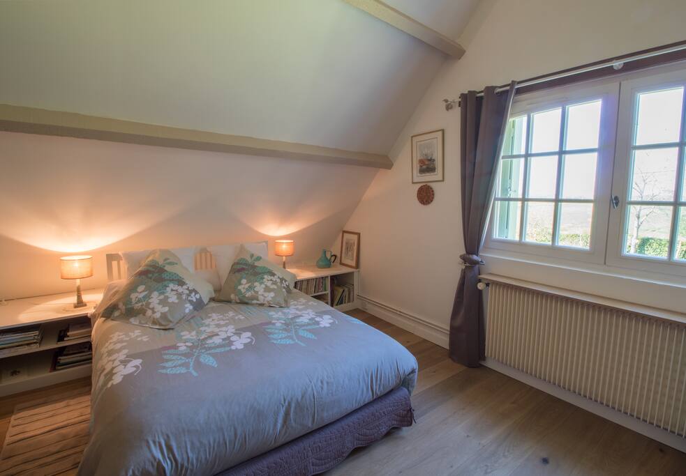 La chambre est spacieuse et bien équipée