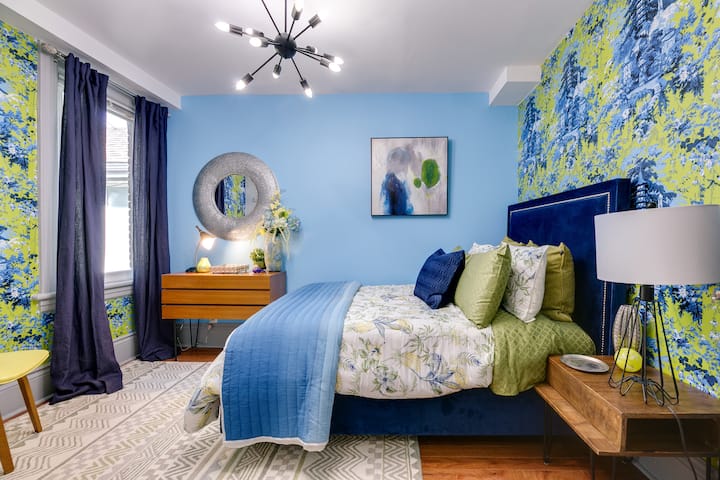 ผนัง "เคย์แมนบลู" ที่โดดเด่นสร้างบรรยากาศผ่อนคลายในห้องนอนชั้นสอง