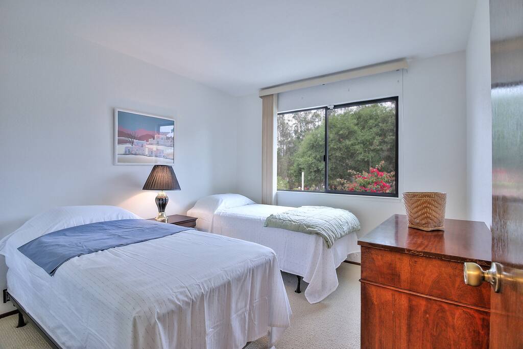 Bedroom: 2 single beds