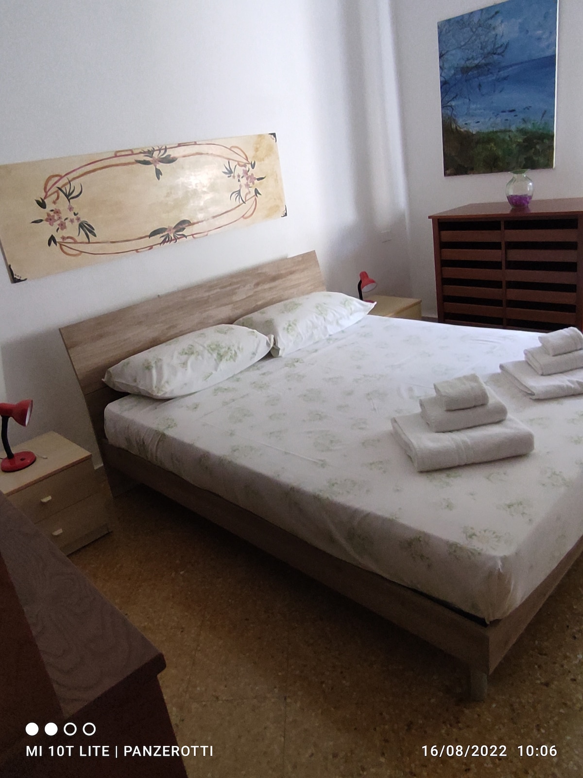 Спална соба со брачен кревет 