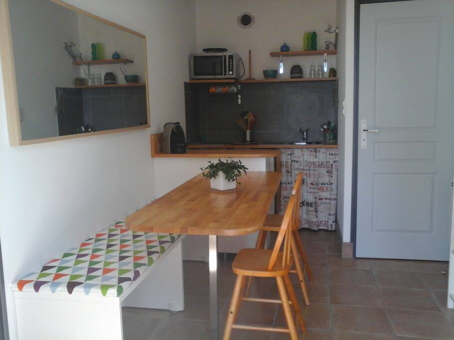 La kitchenette avec son coin repas entre les deux chambres