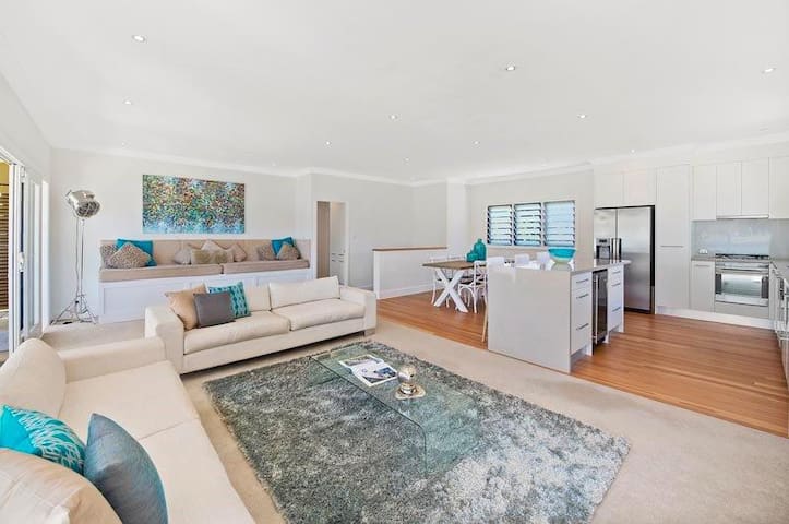 Lakefront Executive Escape in Narrabeen, Australia gallery image 2