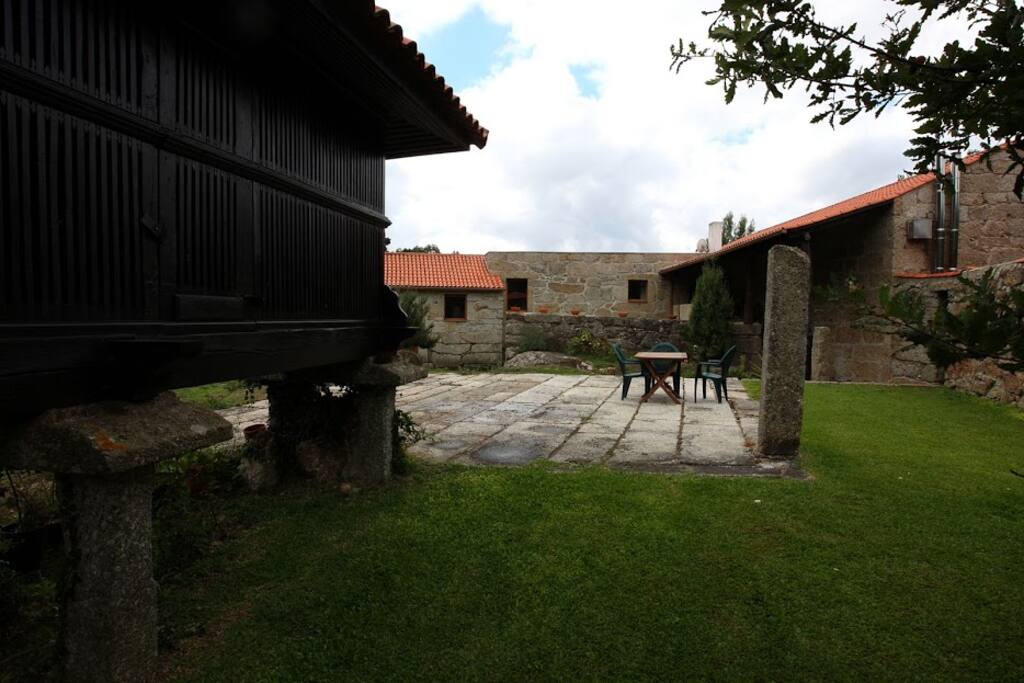 Traditional rural "facilities": eira and espigueiro