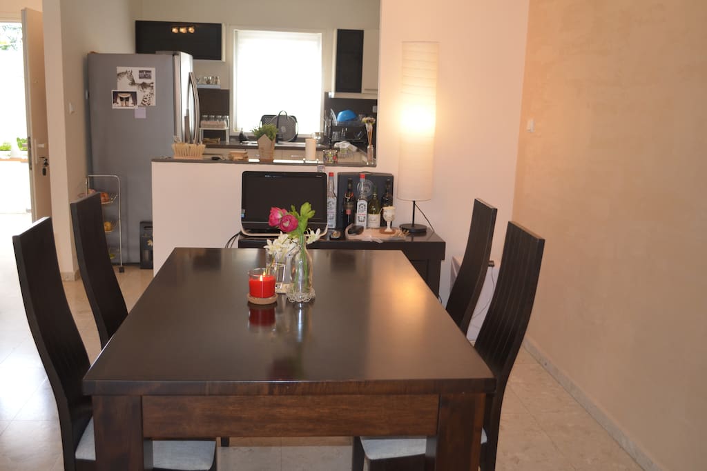 La salle à manger avec en arrière plan la cuisine américaine ouverte. Nous vous proposons de prendre le petit déjeuner sur demande, formule française ou israélienne (frais non inclus dans votre réservation initiale)