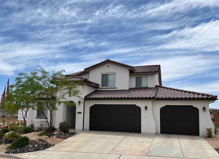 Poolside Luxury Home - 5br 4ba - Utah