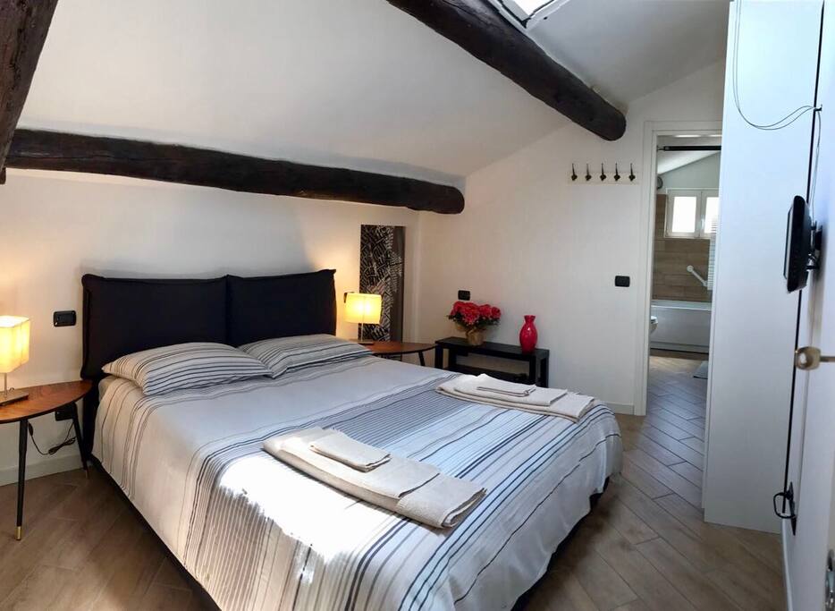 Double bedroom with bathroom en suite