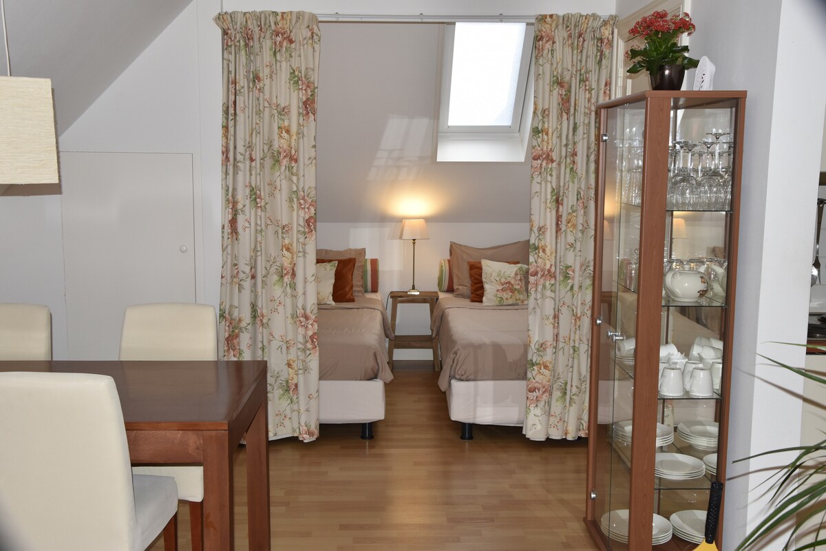 มองผ่านไปยังห้องนอนหมายเลข 3 
มี 2 เตียงขนาด 90/200 ซม.