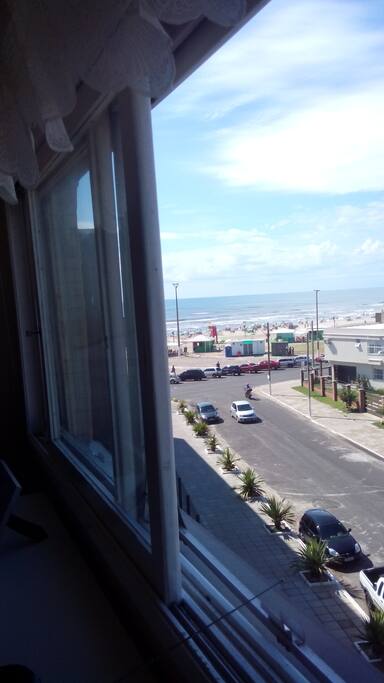 sala com vista para o mar