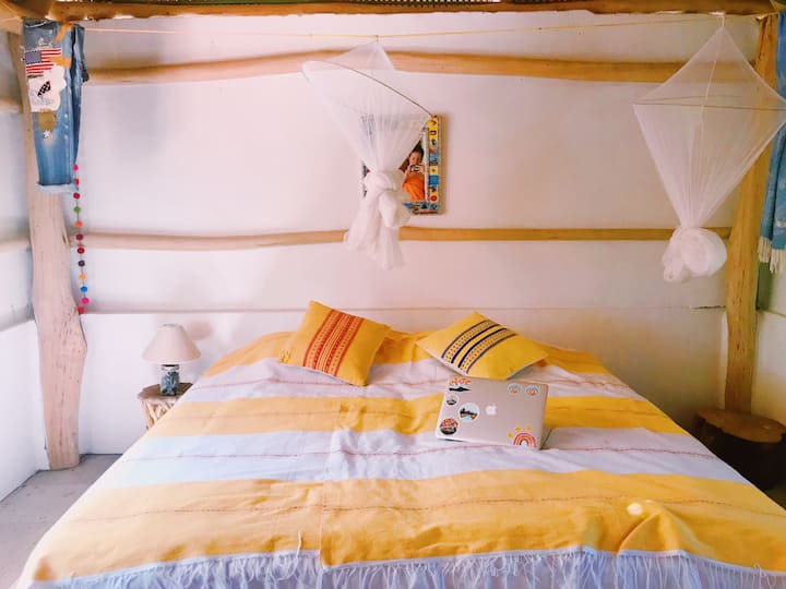 Casita Nora有2张单人床、蚊帐、吊扇和泳池景观。