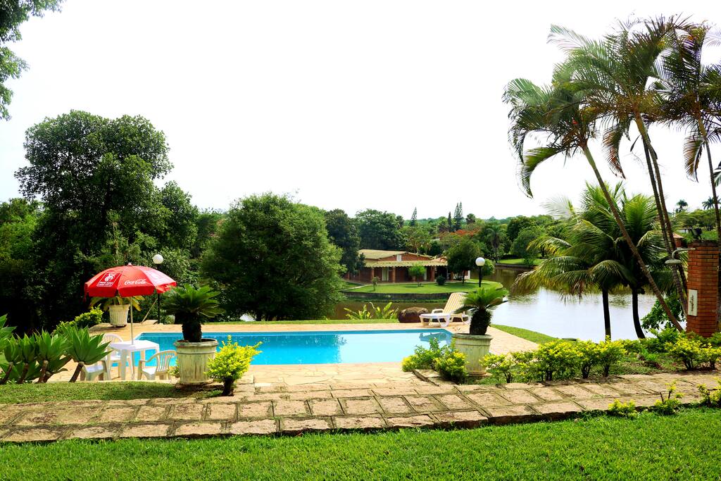 Piscina e lago